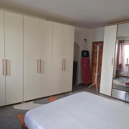 Apartment Deby House *